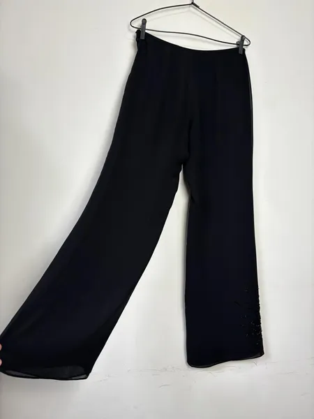 calça pantalona preta com aplicação de miçangas