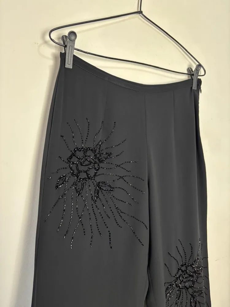 calça pantalona preta com aplicação de miçangas