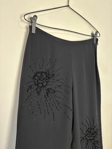 calça pantalona preta com aplicação de miçangas