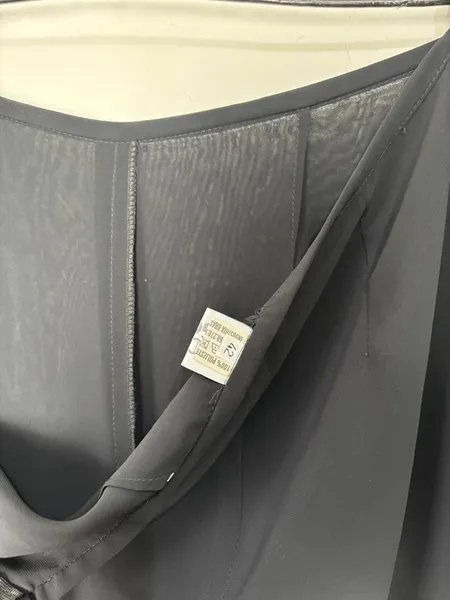 calça pantalona preta com aplicação de miçangas