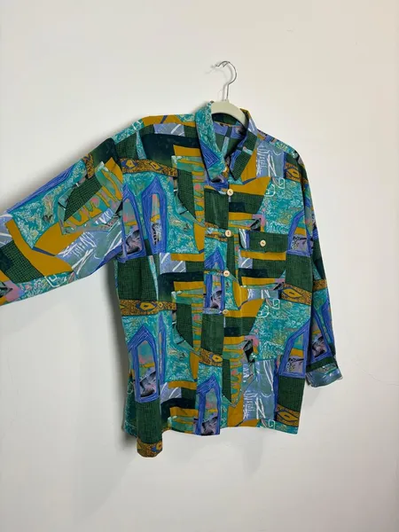 camisa vintage com estampa geométrica