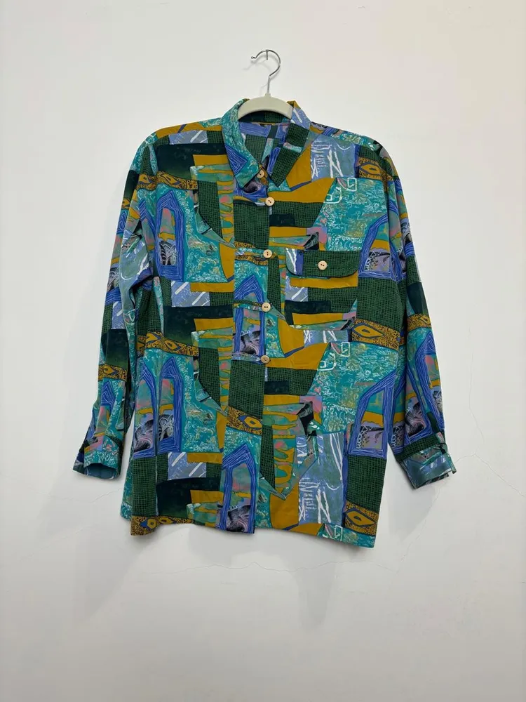 camisa vintage com estampa geométrica