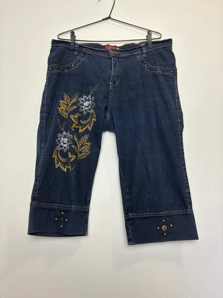 calça capri jeans bordada