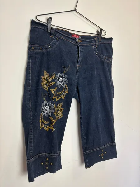 calça capri jeans bordada