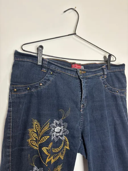 calça capri jeans bordada