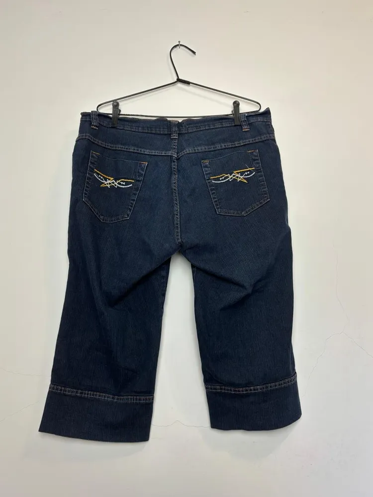 calça capri jeans bordada