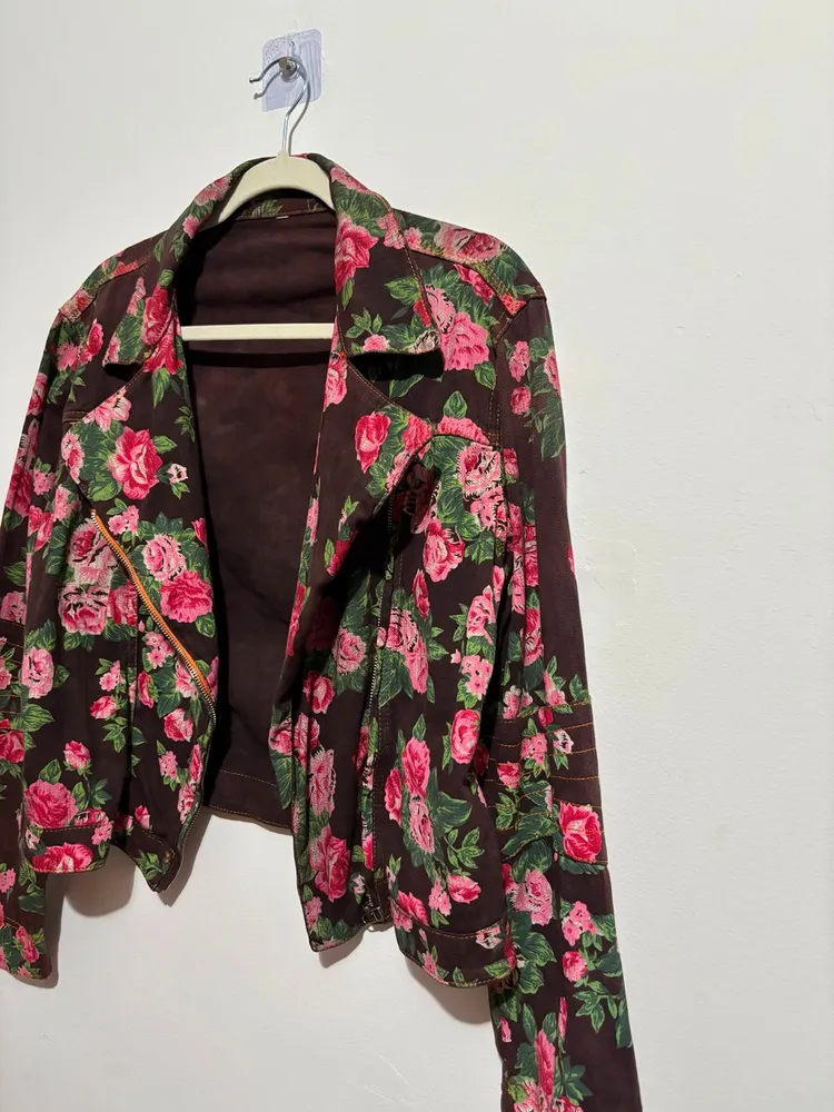jaqueta de sarja marrom com estampa de flores