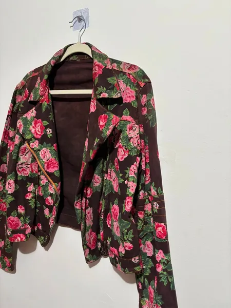 jaqueta de sarja marrom com estampa de flores