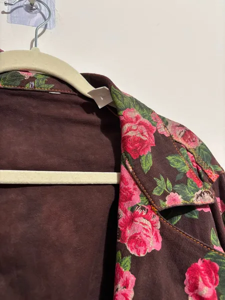jaqueta de sarja marrom com estampa de flores