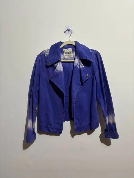 jaqueta roxa com detalhes tie dye, da coca cola