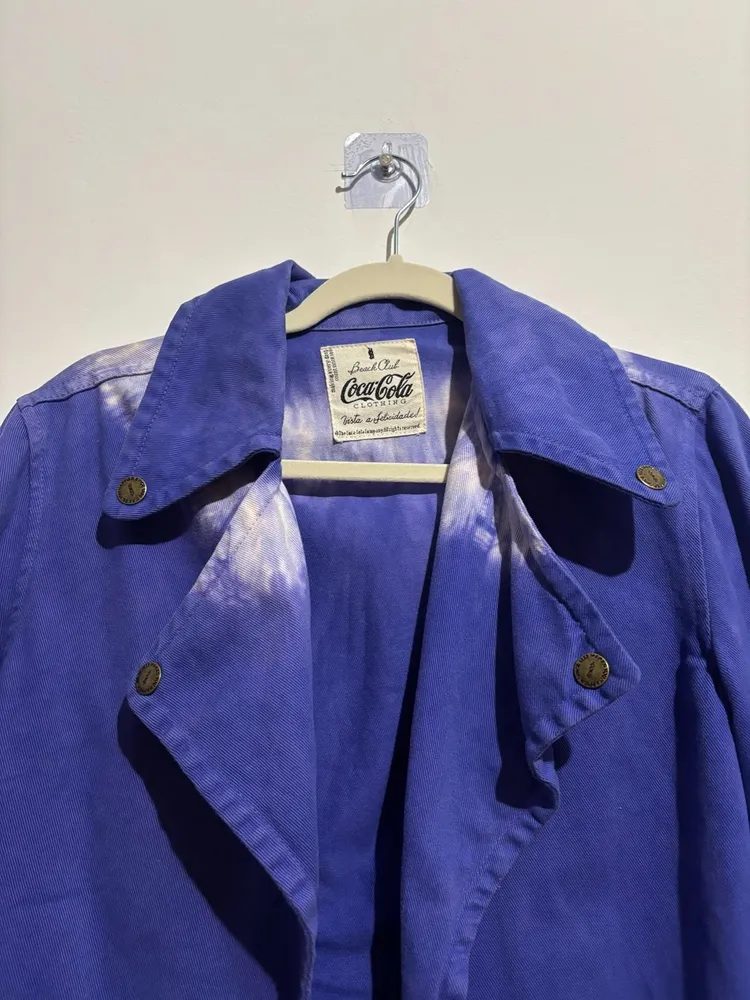 jaqueta roxa com detalhes tie dye, da coca cola