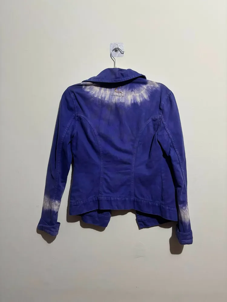 jaqueta roxa com detalhes tie dye, da coca cola