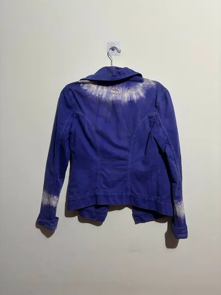 jaqueta roxa com detalhes tie dye, da coca cola