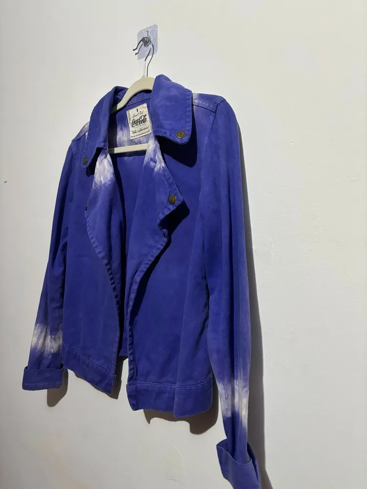 jaqueta roxa com detalhes tie dye, da coca cola