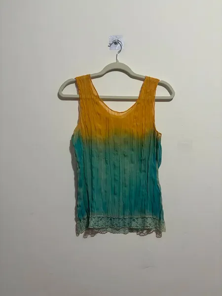 regata em degrade de amarelo e verde, estilo boho