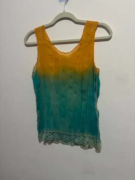 regata em degrade de amarelo e verde, estilo boho