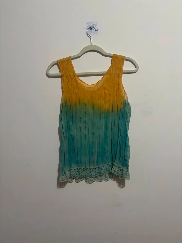 regata em degrade de amarelo e verde, estilo boho