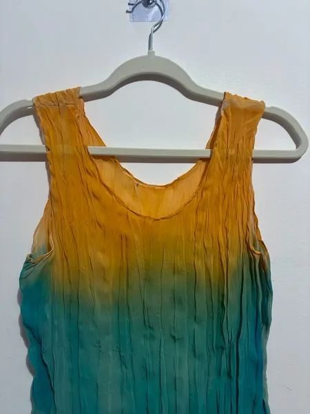 regata em degrade de amarelo e verde, estilo boho