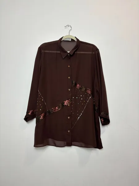 camisa marrom vintage com aplicação de miçangas