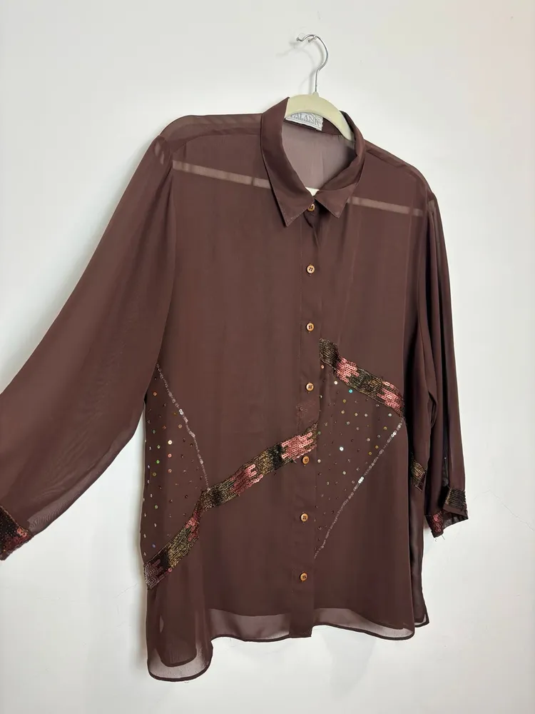 camisa marrom vintage com aplicação de miçangas