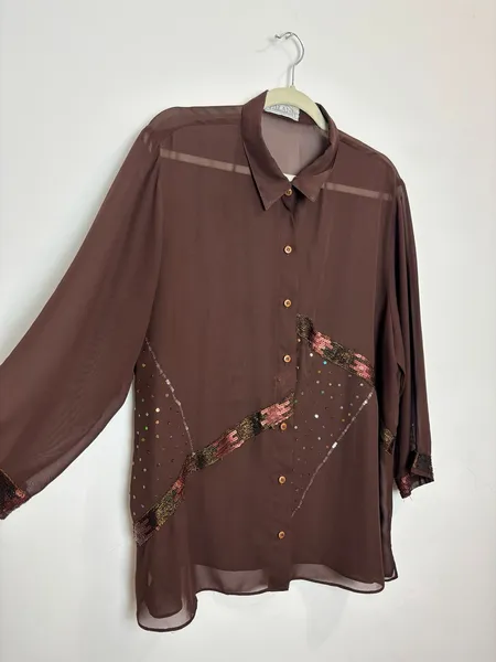 camisa marrom vintage com aplicação de miçangas