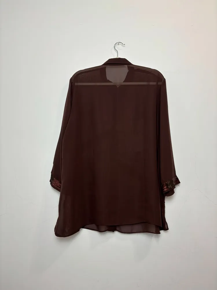 camisa marrom vintage com aplicação de miçangas