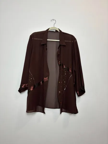 camisa marrom vintage com aplicação de miçangas