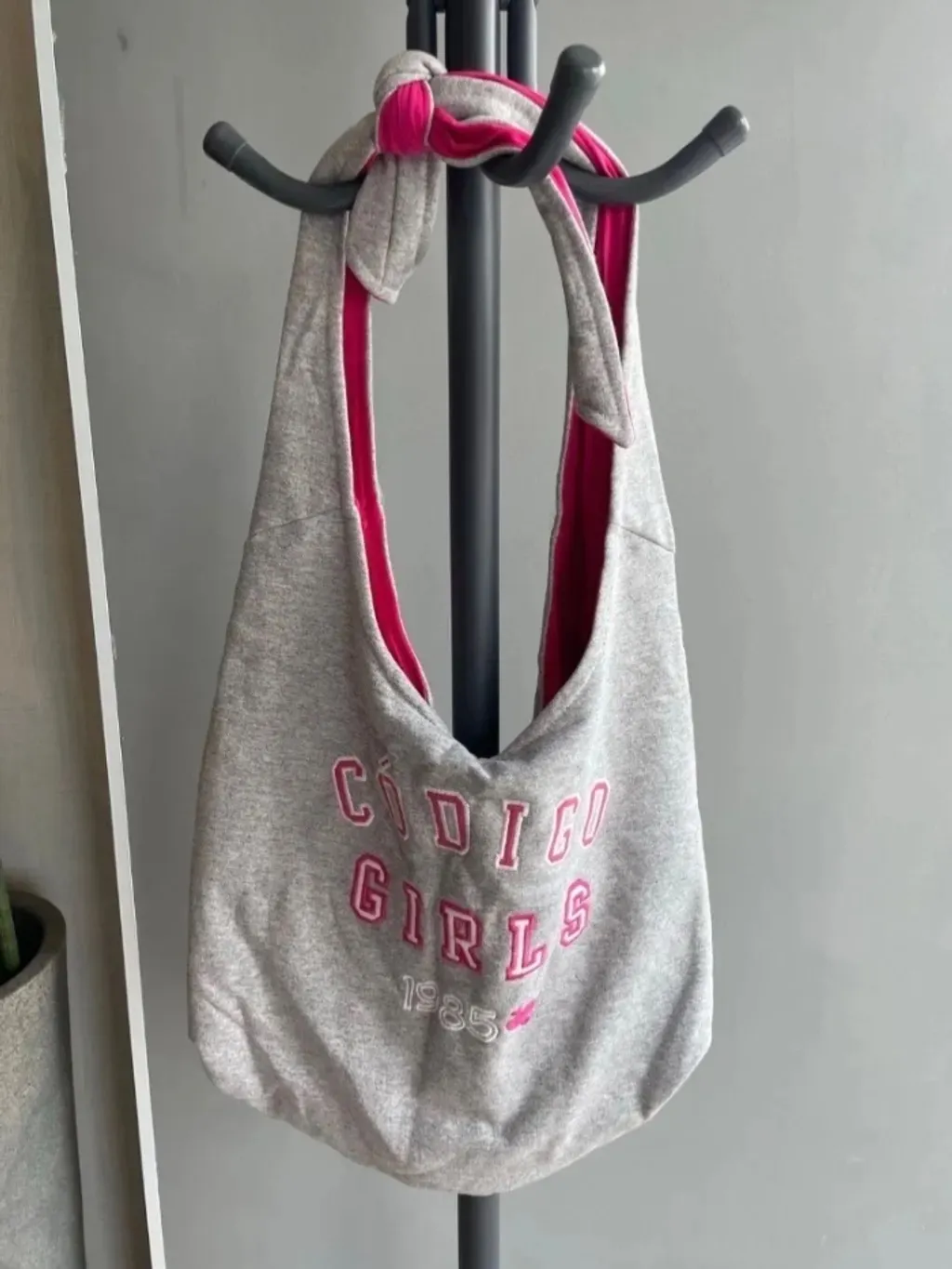 bolsa tipo sacola cinza em algodão