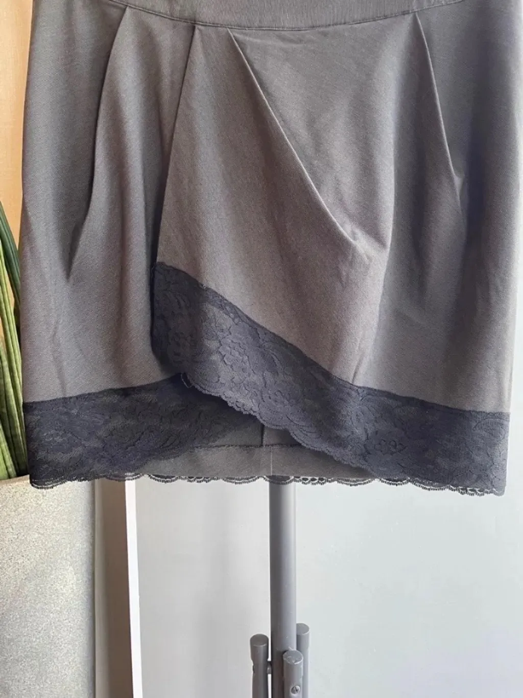 Saia de pregas com barrado em renda - Canal - Tam - M