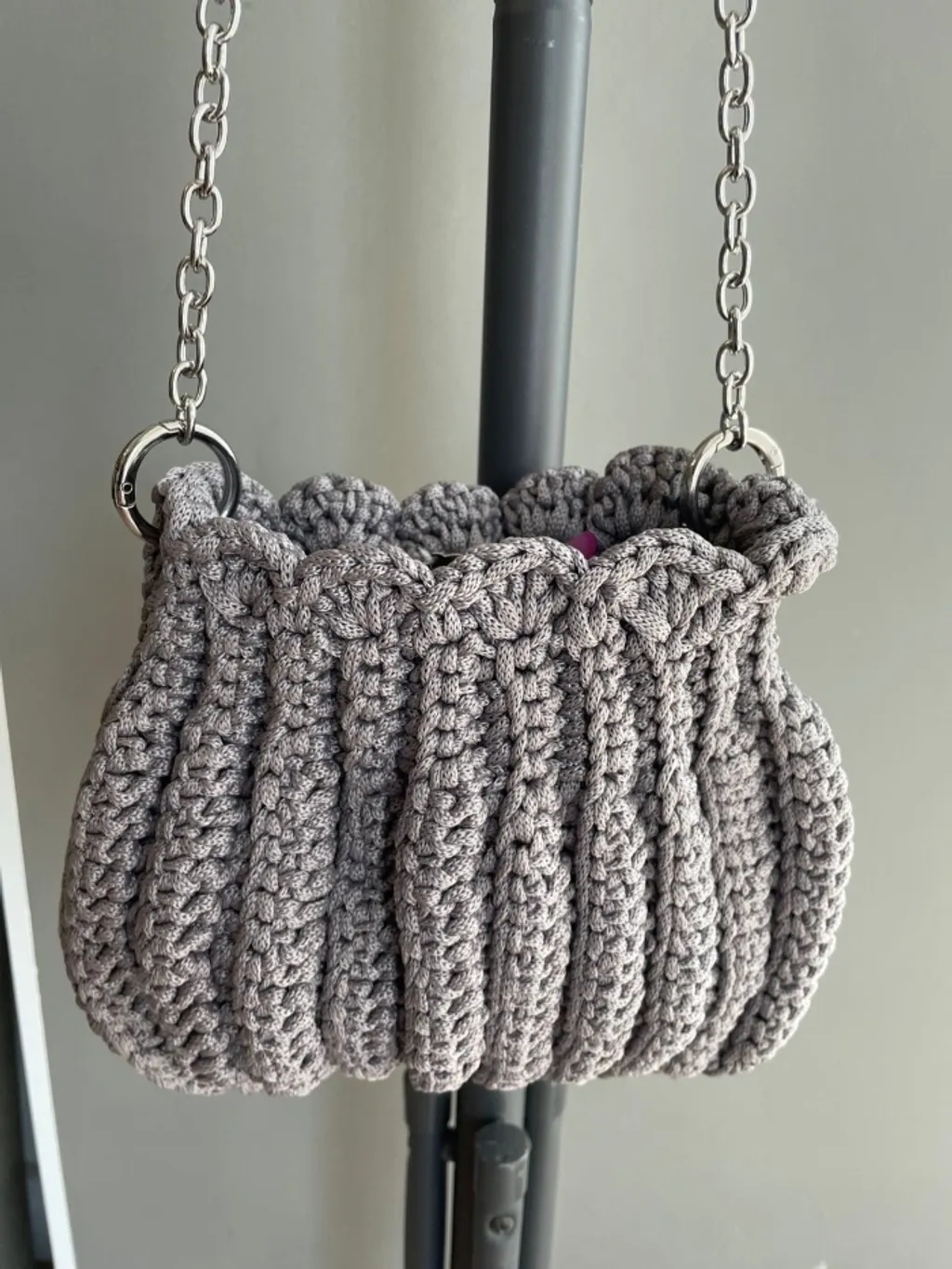 Bolsa crochê artesanal cinza com alça e fecho cinza