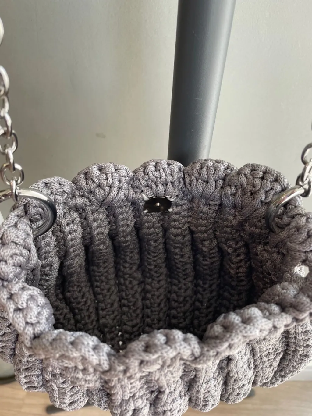 Bolsa crochê artesanal cinza com alça e fecho cinza