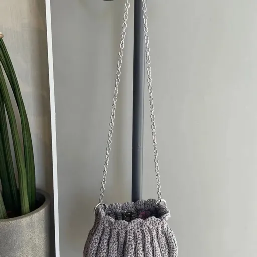 Bolsa crochê artesanal cinza com alça e fecho cinza