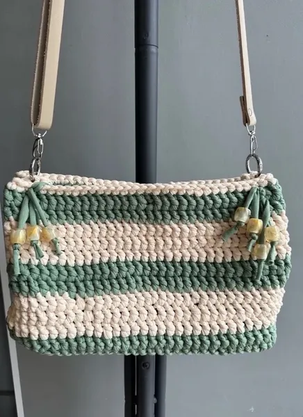 bolsa artesanal crochê verde e cru