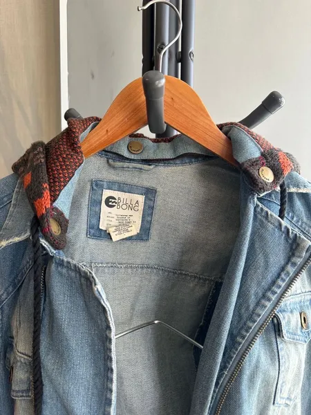 jaqueta jeans com capauz e mangas em lã BILLABONG tam g