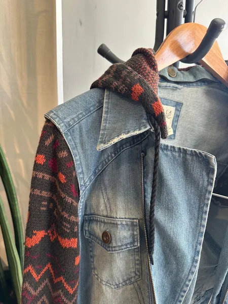 jaqueta jeans com capauz e mangas em lã BILLABONG tam g