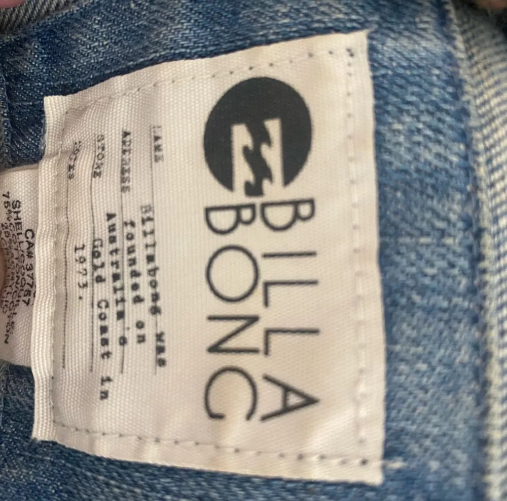 jaqueta jeans com capauz e mangas em lã BILLABONG tam g
