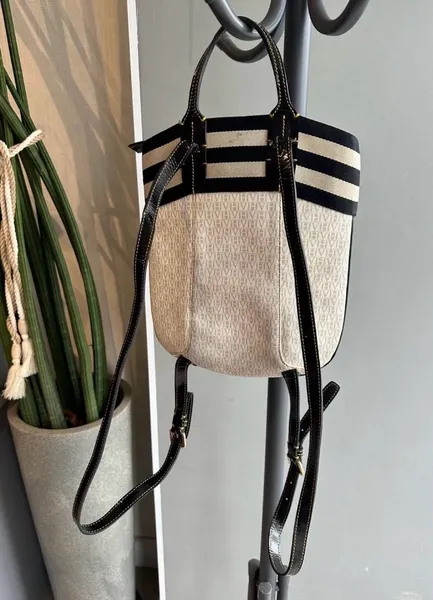 bolsa mochila momograma victor Hugo