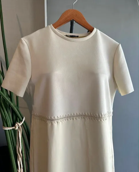 Vestido off white em couro . Zara, Tam M