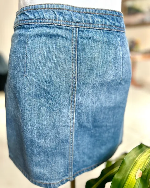Saia Jeans com Botões Frontais