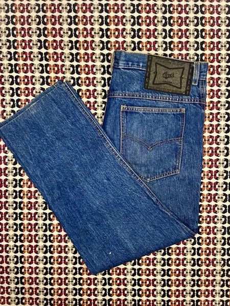 calça Jeans Over Jeans com CGG na Etiqueta