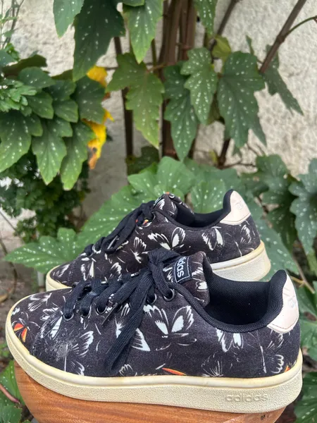 Tênis Adidas x Farm Rio estampa borboleta