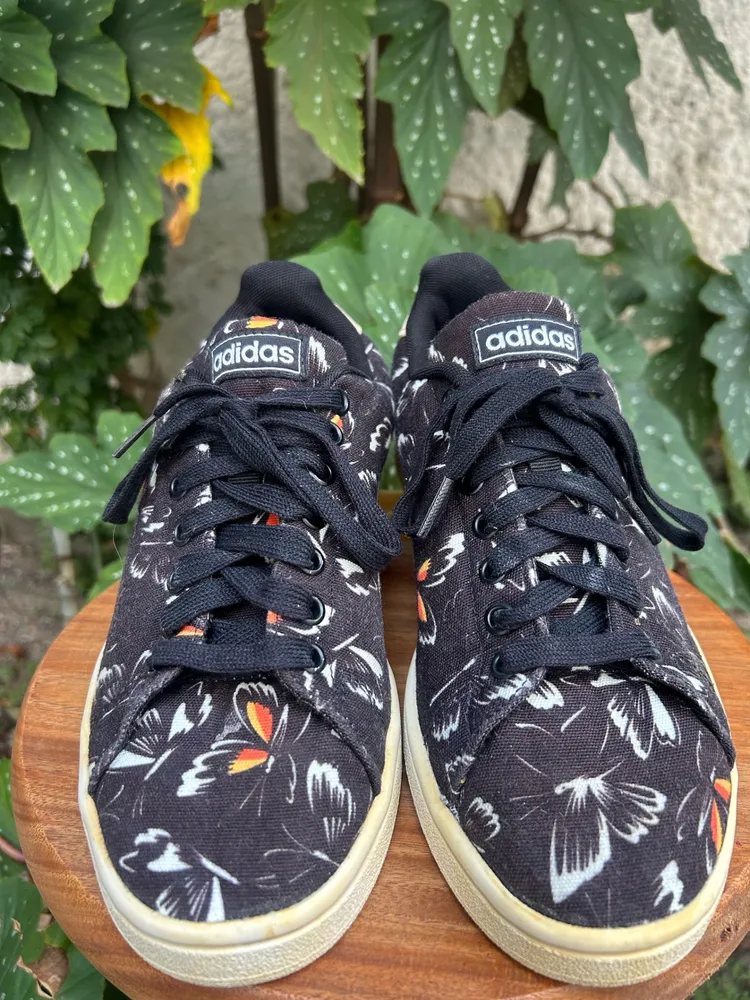 Tênis Adidas x Farm Rio estampa borboleta