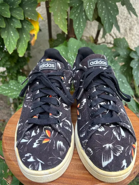 Tênis Adidas x Farm Rio estampa borboleta
