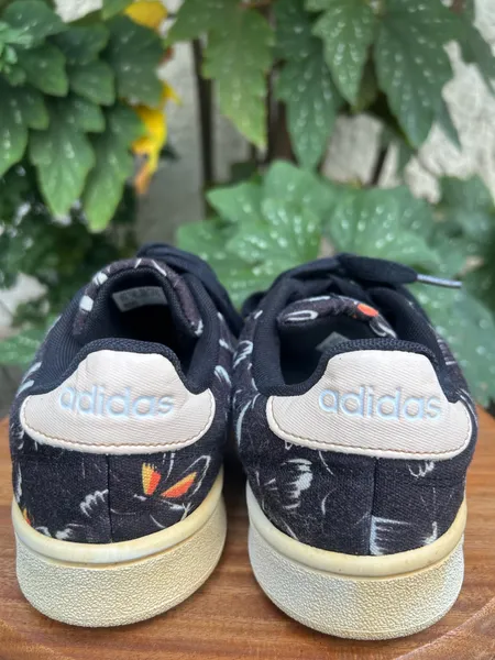 Tênis Adidas x Farm Rio estampa borboleta