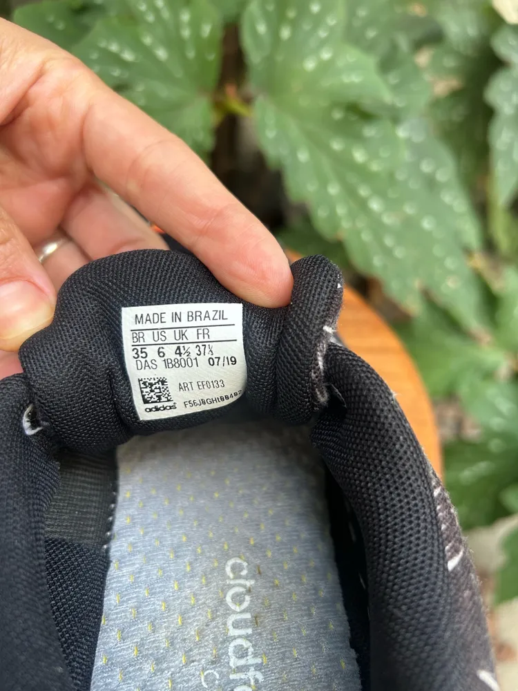 Tênis Adidas x Farm Rio estampa borboleta