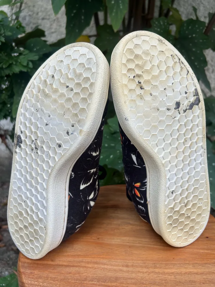 Tênis Adidas x Farm Rio estampa borboleta