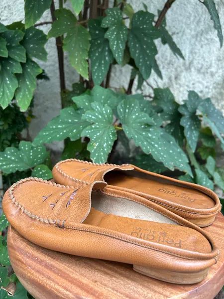 Mule Mocassim em Couro com Bordado