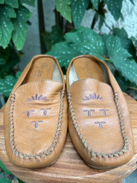Mule Mocassim em Couro com Bordado