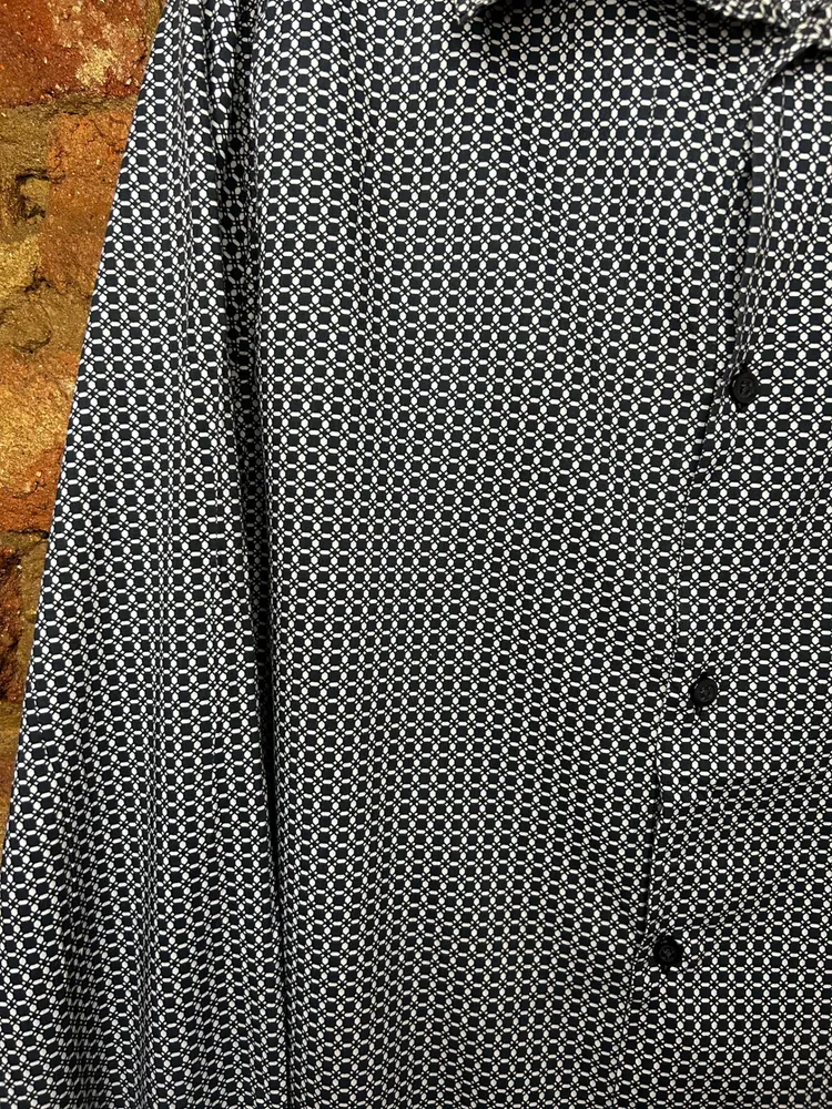 Camisa Geométrica Preta e Branca H&M Oversized G