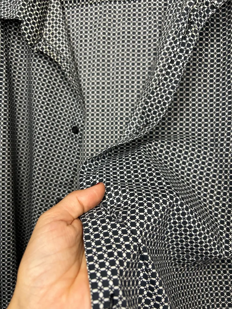 Camisa Geométrica Preta e Branca H&M Oversized G